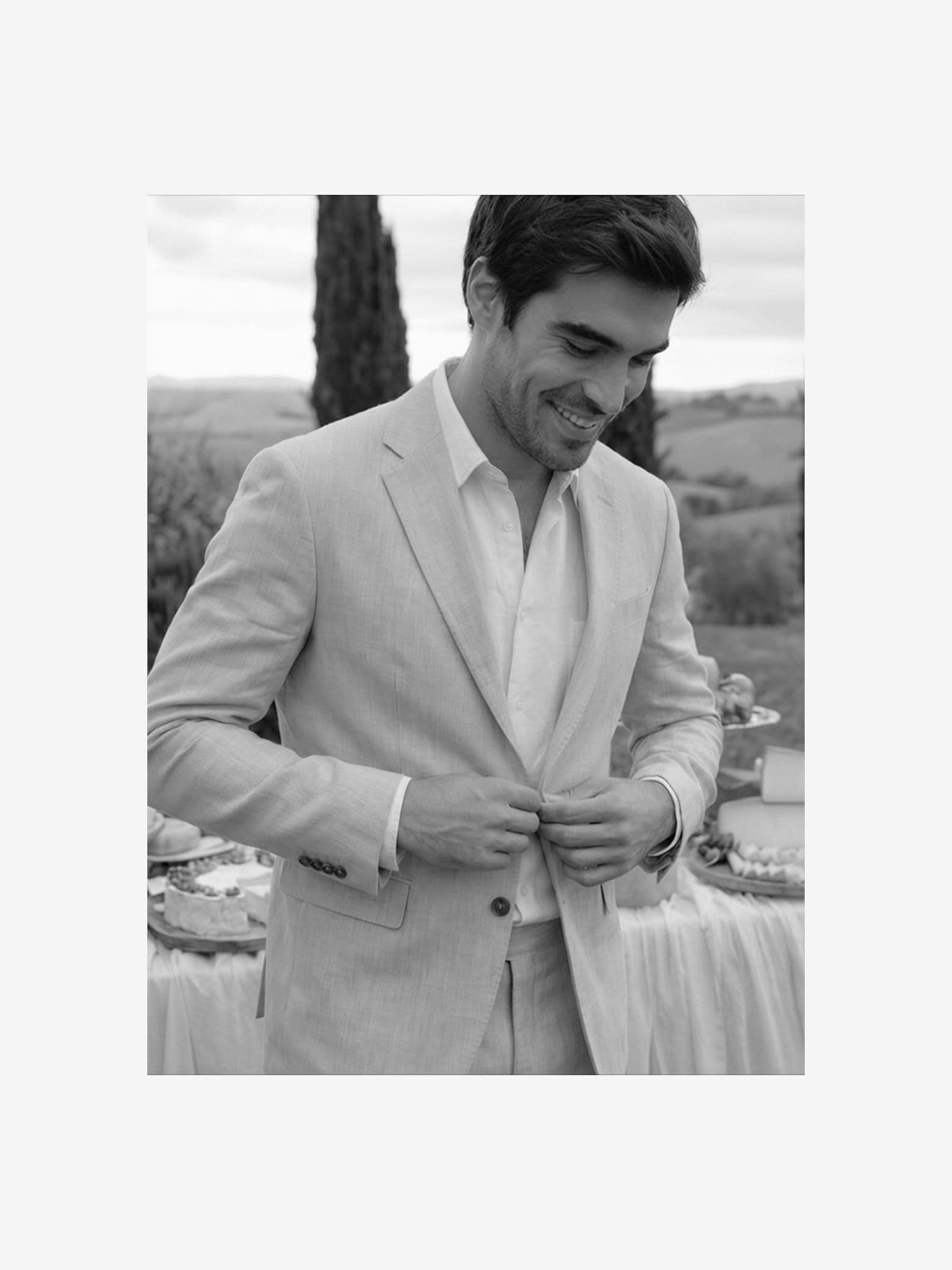 Uită de costumele de lână. Vezi aici alternativele noastre Costume de vară pentru invitații la nuntă