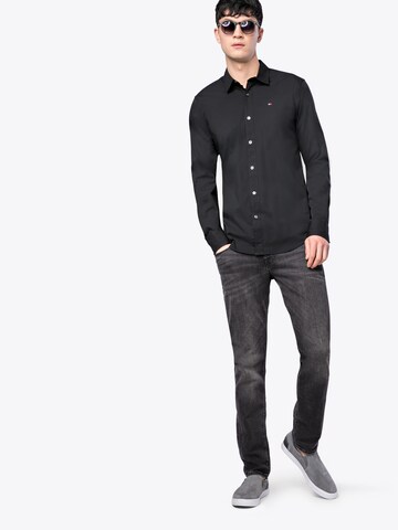 Slim fit Cămașă de la Tommy Jeans pe negru