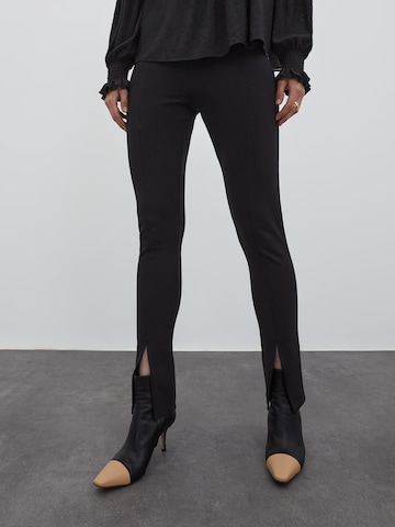 EDITED Skinny Fit Панталон 'Dalila' в черно: отпред