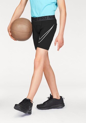NIKE Skinny Shorts in Schwarz