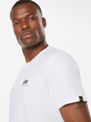 Coupe regular T-Shirt ALPHA INDUSTRIES en blanc