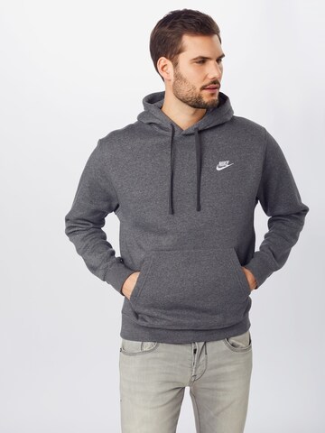 Regular fit Felpa 'Club Fleece' di Nike Sportswear in grigio: frontale