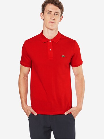 Coupe slim T-Shirt LACOSTE en rouge : devant