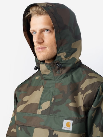 Carhartt WIP Regular Fit Välikausitakki 'Nimbus' värissä vihreä