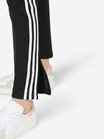 Coupe slim Pantalon ADIDAS ORIGINALS en noir