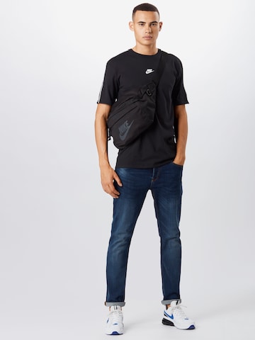 Nike Sportswear Regularny krój Koszulka 'Repeat' w kolorze czarny