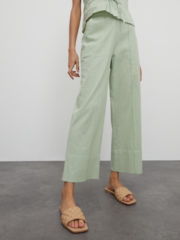 EDITED Loosefit Broek 'Soyara' in Groen: voorkant