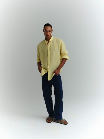 Casual Yellow Shirt Denim Look