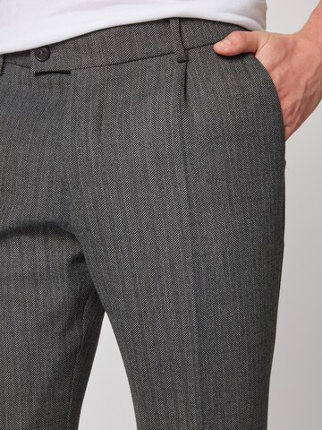 Slimfit Pantaloni 'Core' di DRYKORN in grigio