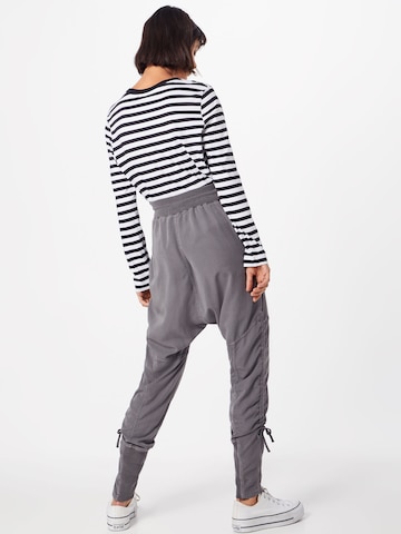 Cream Tapered Pants 'Nanna' in Grey: back