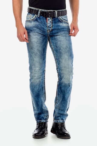 CIPO & BAXX Jeans mit kontrastierenden Ziernähten in Blau: predná strana