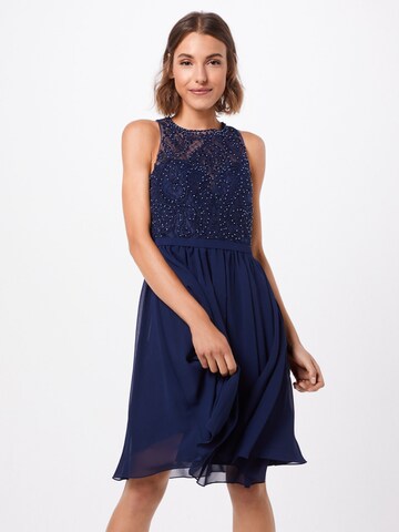 Rochie de cocktail de la mascara pe albastru: față