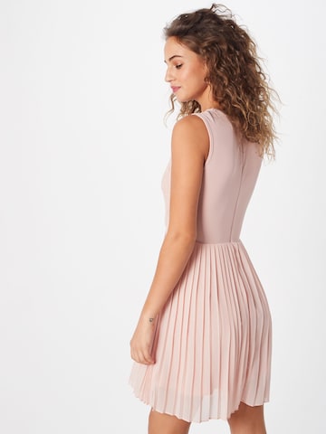 Robe de cocktail WAL G. en rose : derrière