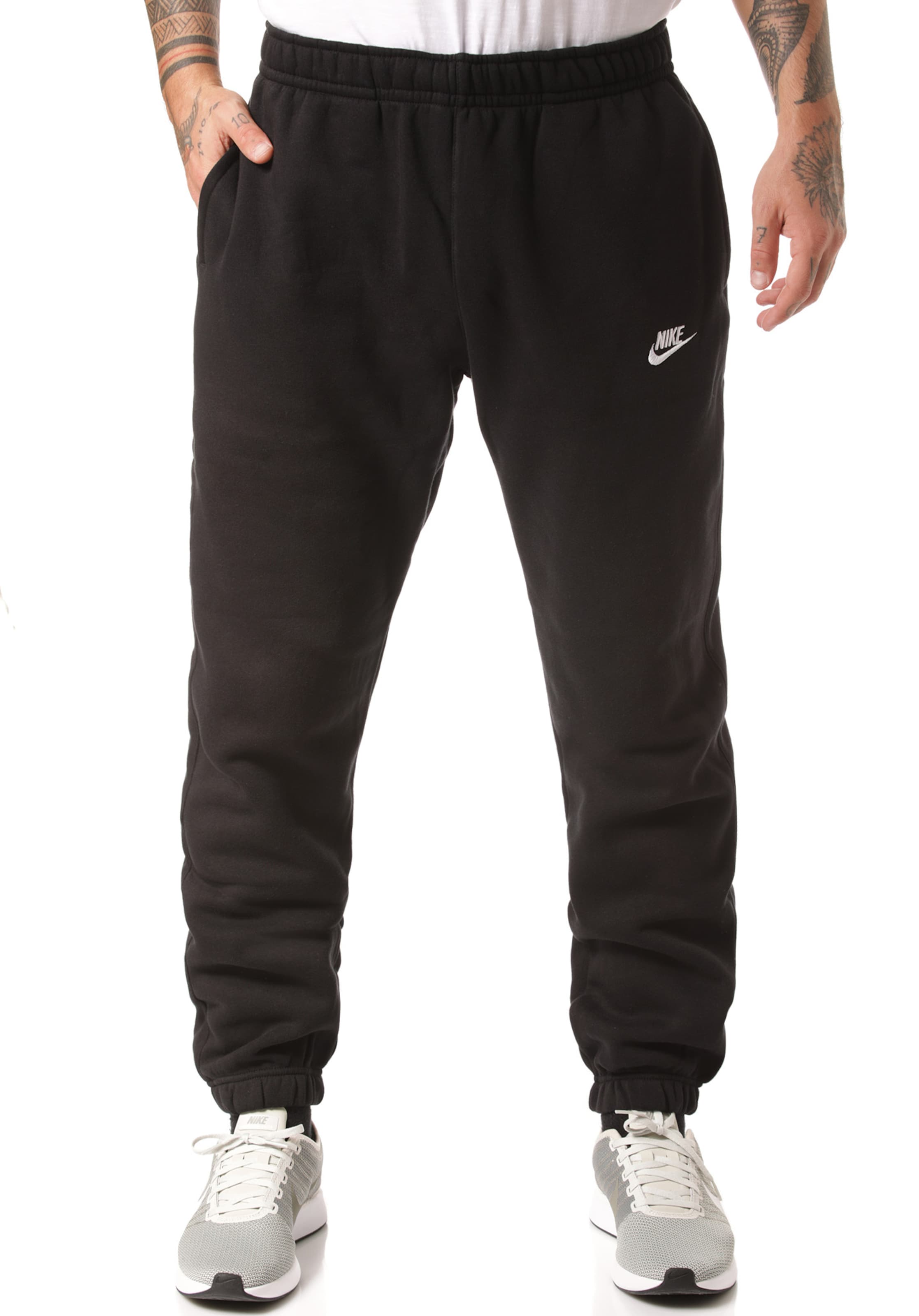 Tapered Pantaloni 'Club Fleece' de la Nike Sportswear pe negru: față