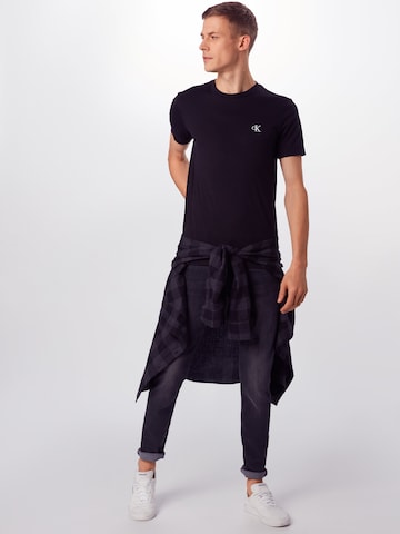 Coupe regular T-Shirt 'Essential' Calvin Klein Jeans en noir