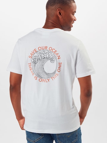 Coupe regular T-Shirt 'Save Our Ocean' ARMEDANGELS en blanc