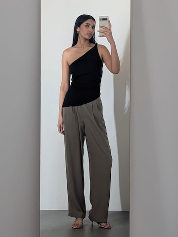 Black Top With Grey Pants Look