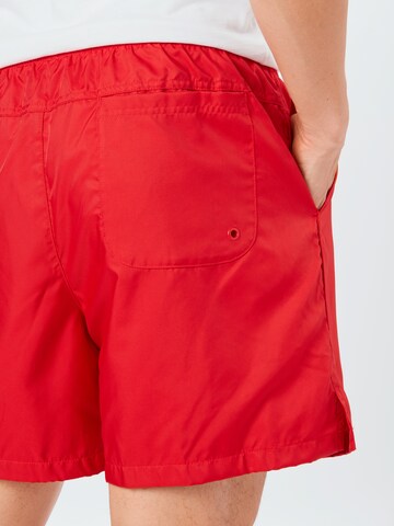 Nike Sportswear - regular Pantalón funcional en rojo