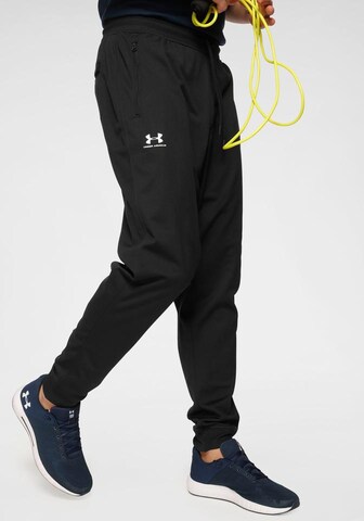 Effilé Pantalon de sport UNDER ARMOUR en noir : devant