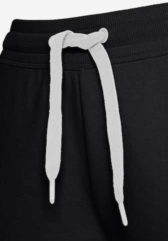 Tapered Pantaloni de la BENCH pe negru