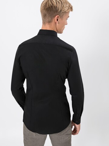 Coupe slim Chemise business 'No. 6' OLYMP en noir : derrière