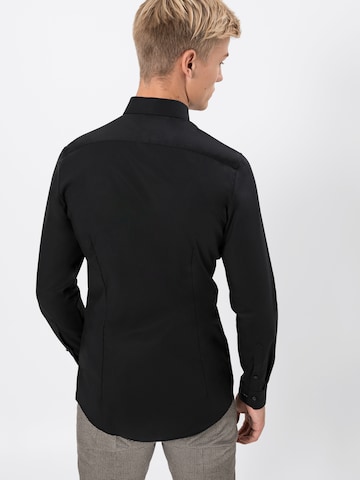 Coupe slim Chemise business 'No. 6' OLYMP en noir : derrière