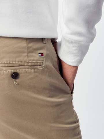 TOMMY HILFIGER Regularen Chino hlače | bež barva