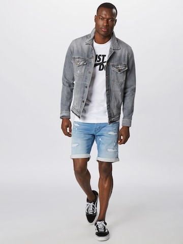 Coupe regular T-Shirt 'Swoosh' Nike Sportswear en blanc