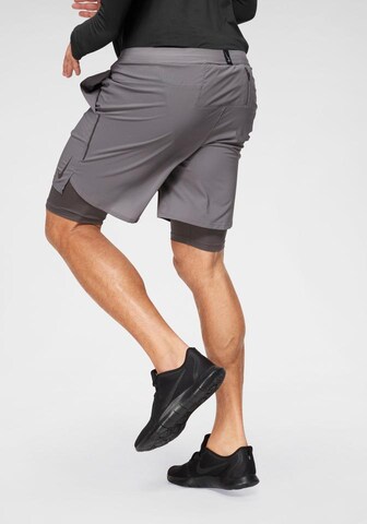 NIKE Regular Shorts in Grau