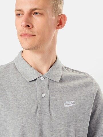 Nike Sportswear Regularny krój Koszulka 'Matchup' w kolorze szary