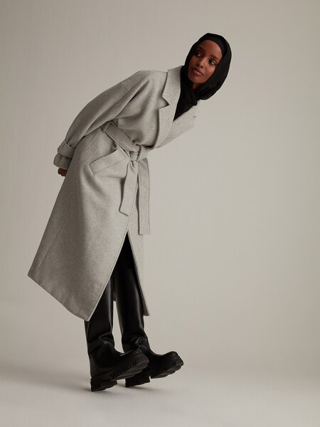 Donna - Classy Gray Coat Look