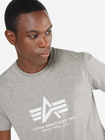 ALPHA INDUSTRIES T-Shirt in Grau