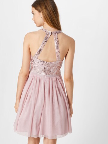 Robe de cocktail Vera Mont en rose : derrière