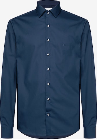 Calvin Klein - Ajuste estrecho Camisa de negocios en azul: frente