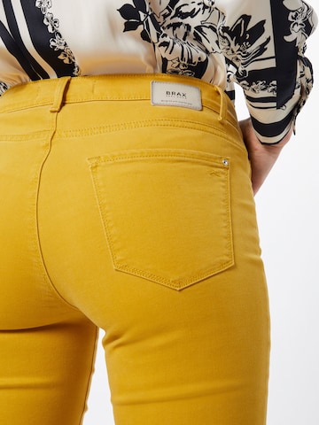 Coupe slim Jean 'Shakira' BRAX en jaune