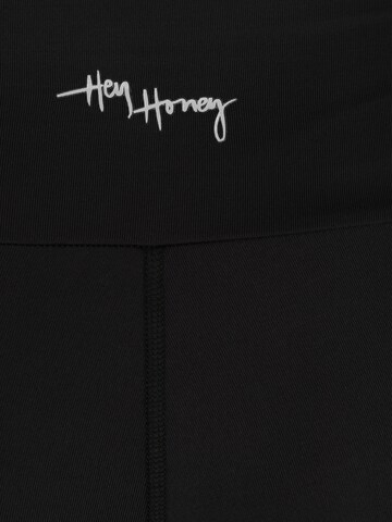 Skinny Pantaloni sport de la Hey Honey pe negru