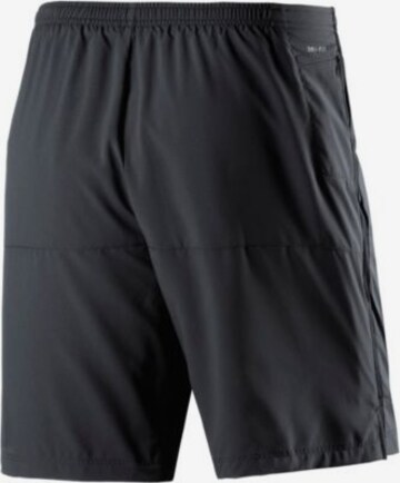 NIKE Loosefit Sportshorts '7 DISTANCE' in Schwarz