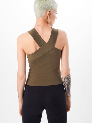 Top de la Urban Classics pe verde: spate