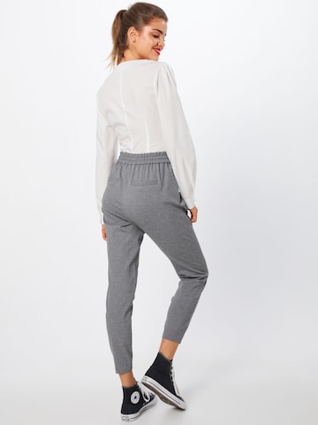 VERO MODA Zúžený Kalhoty se sklady v pase 'Eva' – šedá: zadní strana