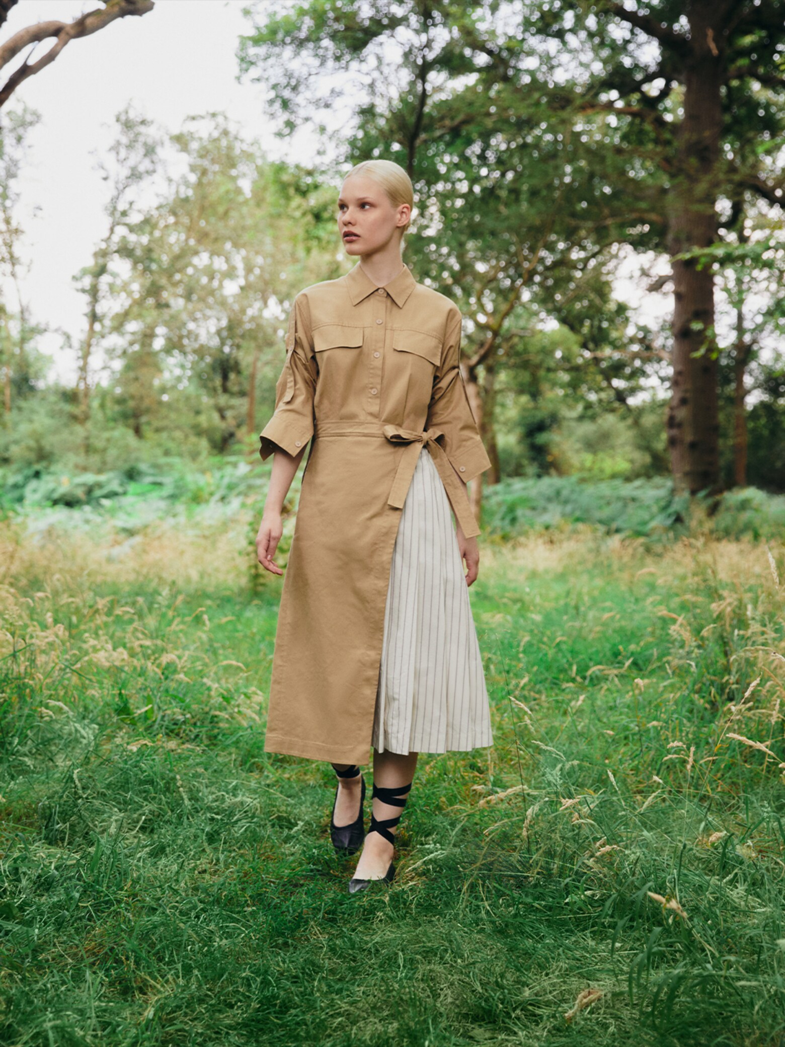 Lola - Classy Feminine Beige Look