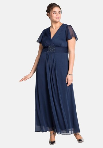 Robe de soirée SHEEGO en bleu : devant