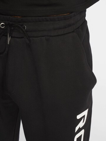 ROCAWEAR Tapered Hose in Schwarz