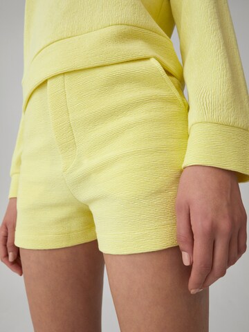 EDITED Slimfit Shorts 'Gisa' in Gelb