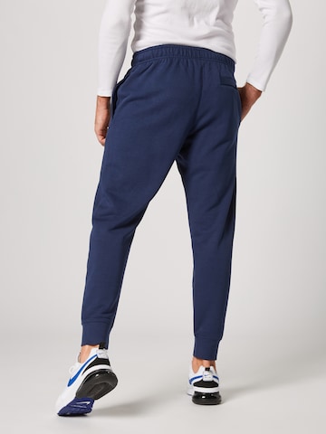 Effilé Pantalon Nike Sportswear en bleu : derrière