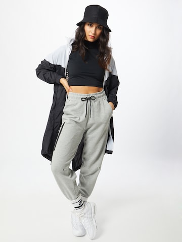 Effilé Pantalon 'Tech Fleece' Nike Sportswear en gris