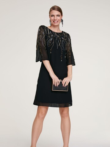 Rochie de cocktail de la heine pe negru: față