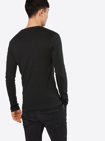 Tricou de la Tommy Jeans pe negru: spate