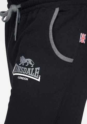 LONSDALE Tapered Hose in Schwarz