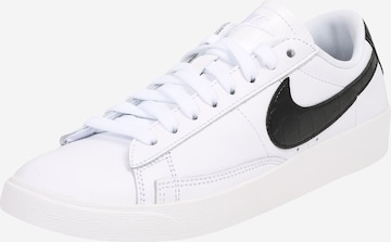 Baskets basses Nike Sportswear en blanc : devant