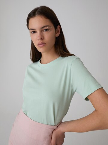 EDITED T-Shirt 'Enid' in Grün